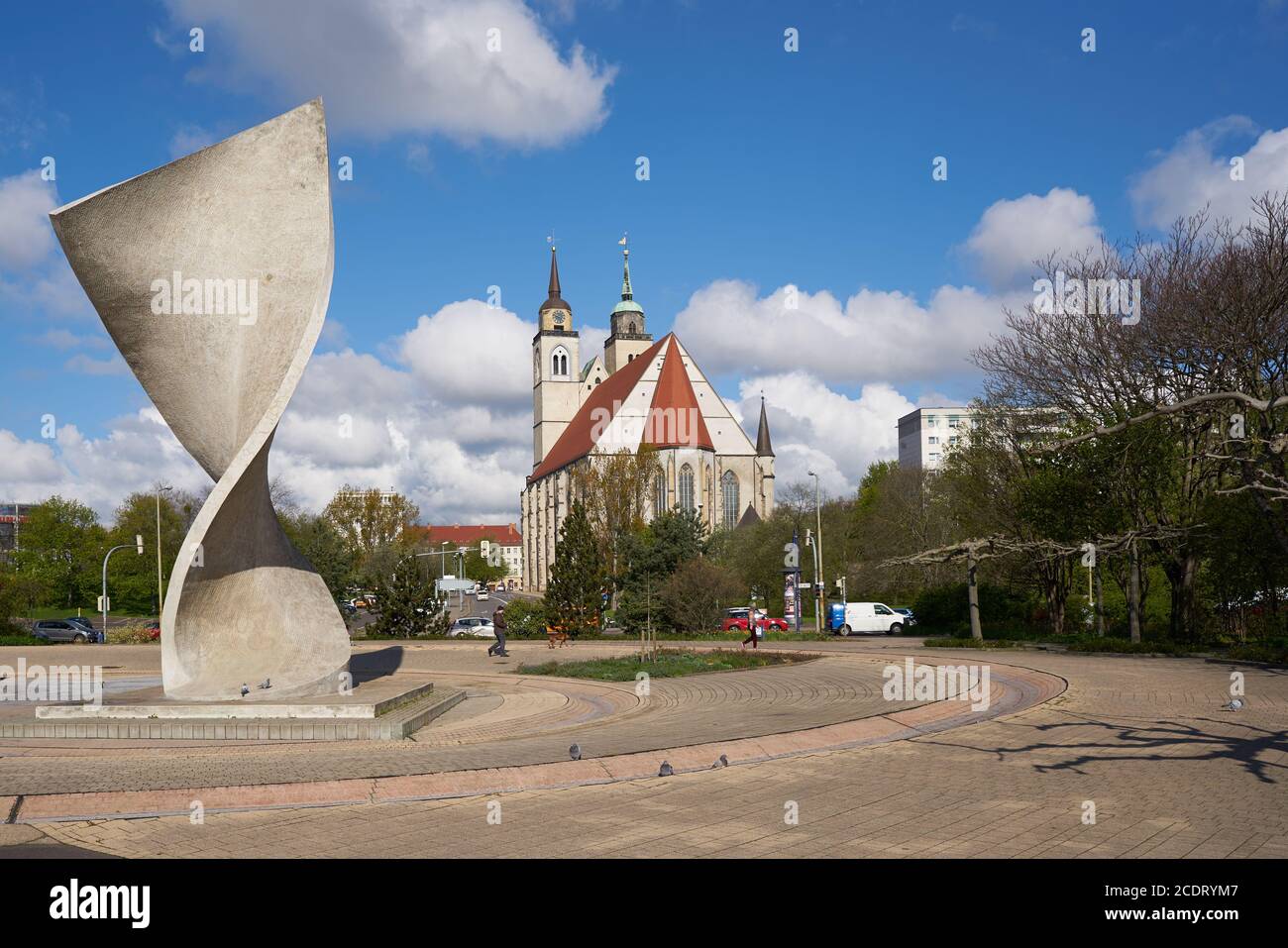 Flaggendenkmal und St. Johannis-Kirche am Ufer der Elbe in Magdeburg Stockfoto