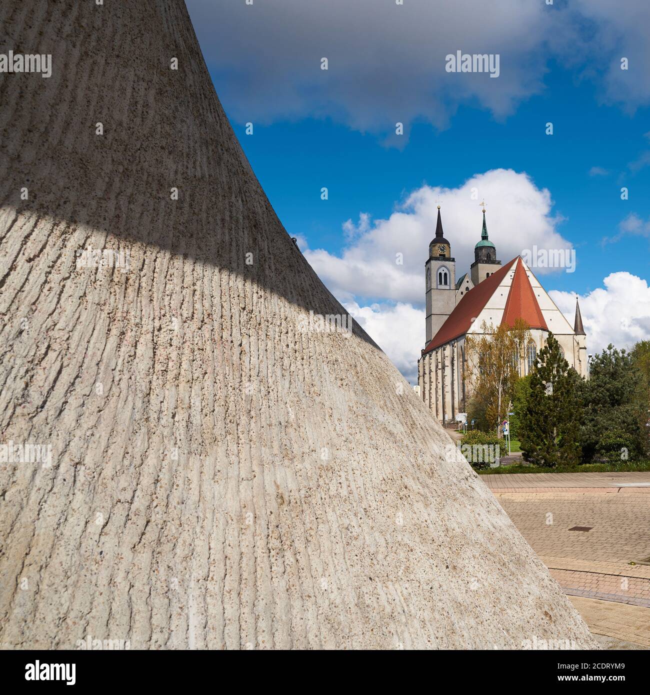 Flaggendenkmal und St. Johannis-Kirche am Ufer der Elbe in Magdeburg Stockfoto