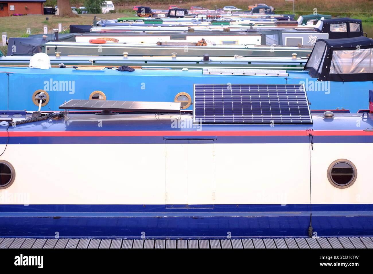 Sonnenkollektoren auf dem Dach des Kanals schmales Boot, das aus zur Verfügung stellt Netzstrom Stockfoto