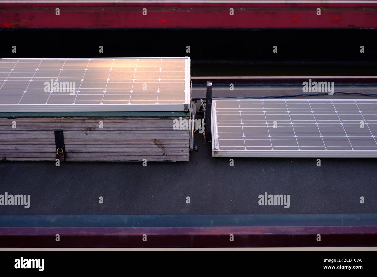 Sonnenkollektoren auf dem Dach des Kanals schmales Boot, das aus zur Verfügung stellt Netzstrom Stockfoto