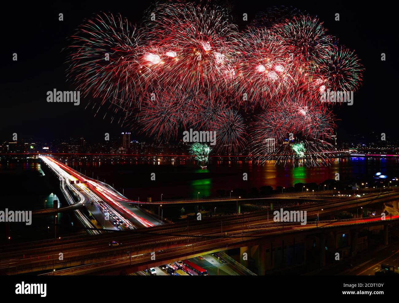 Taiwan. August 2020. Ein 480 Sekunden langes Feuerwerk zur Feier des „QiXi Festivals“ mit der Förderung des Valentinstags von Taipei, inmitten der Ausbreitung der Pandemie-Krankheit Covid-19, Dadaocheng Gebiet, Taipei Stadt, Taiwan, 29 Aug 2020. (Ceng Shou Yi/ Credit: SIPA USA/Alamy Live News Stockfoto