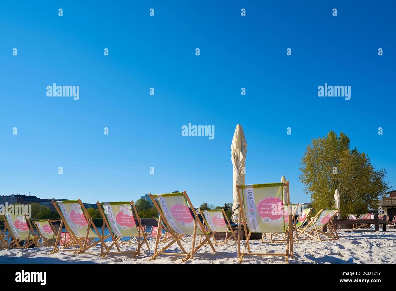 Strandbar am Ufer der Elbe in Magdeburg. Stockfoto