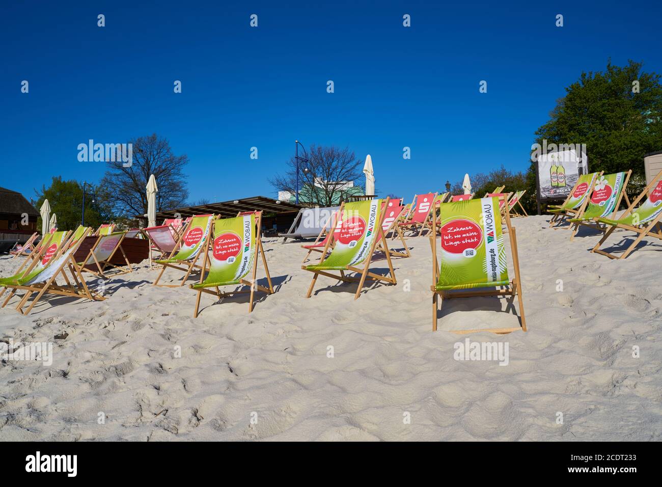 Strandbar am Ufer der Elbe in Magdeburg. Stockfoto