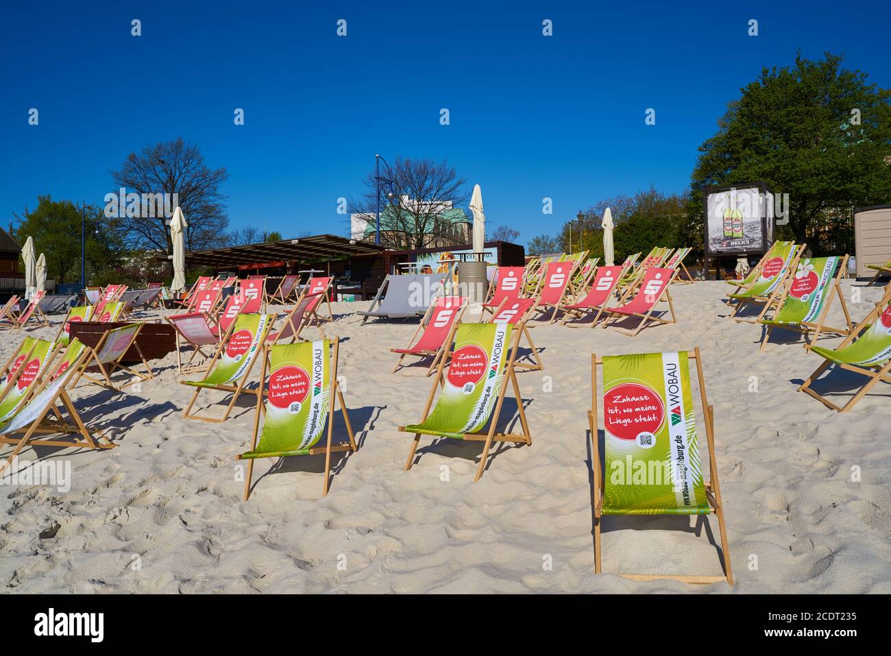 Die Strandbar am Ufer der Elbe in Magdeburg. Stockfoto