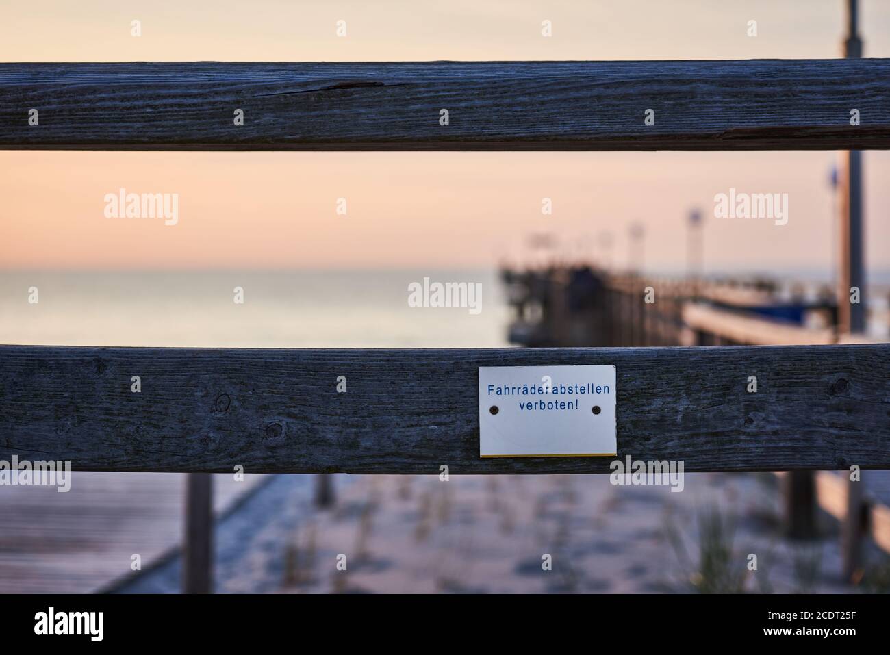 Verbotsschild am Rerik Promenade Pier Stockfoto