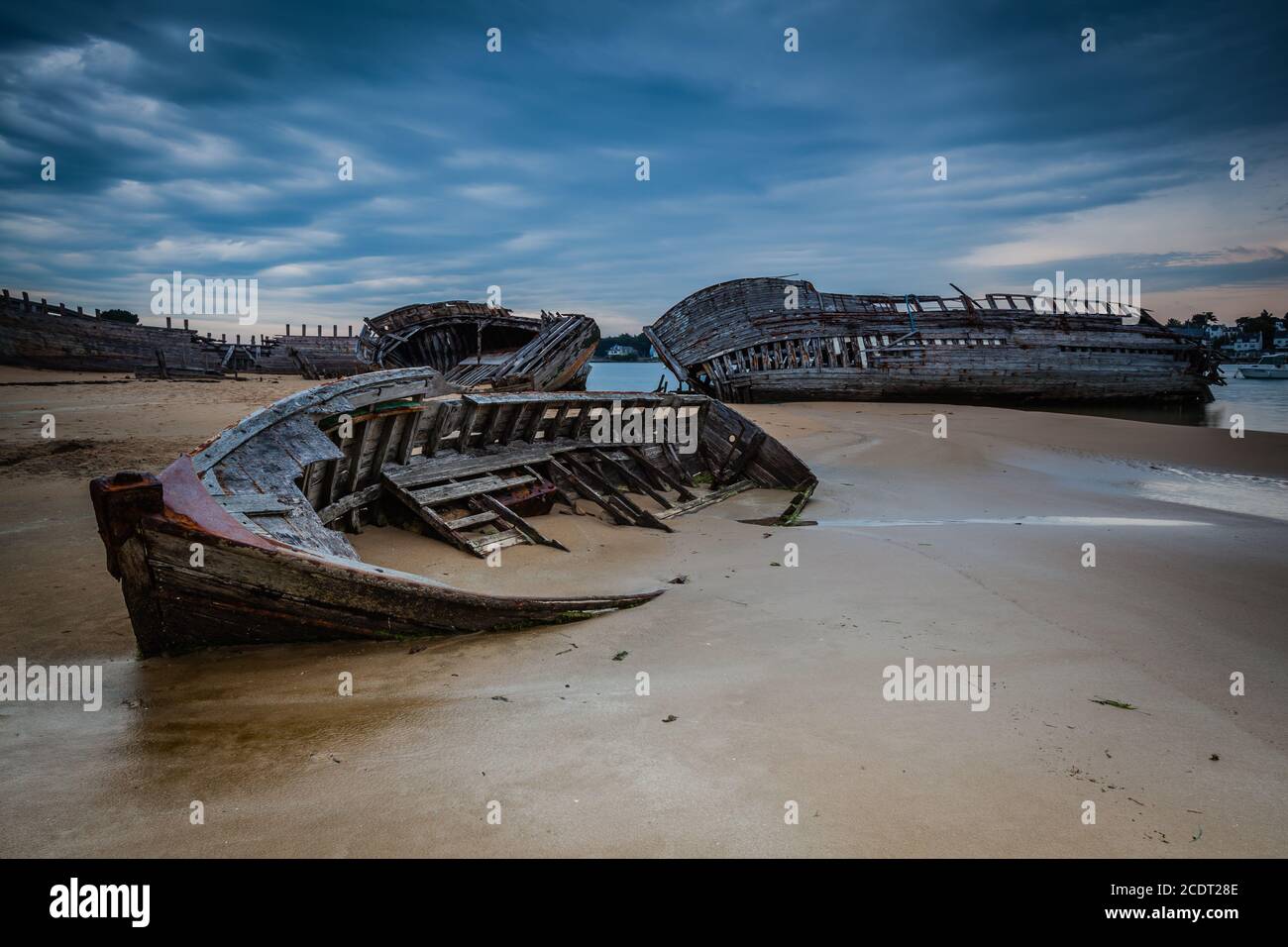 Alte Schiffswracks auf dem Schiffsfriedhof am Fluss Etel in der ...