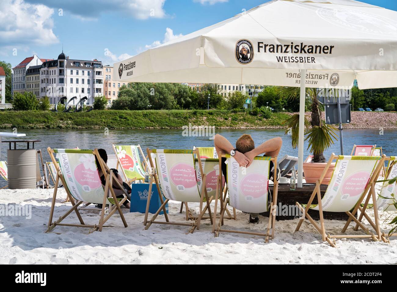 Strandbar am Ufer der Elbe in Magdeburg. Stockfoto