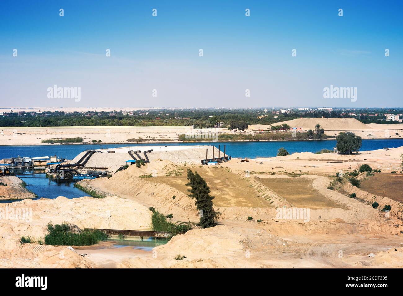 Der Suezkanal - Blick aus dem 2015 neu eröffneten Anbau kanal auf dem alten Kanal Stockfoto