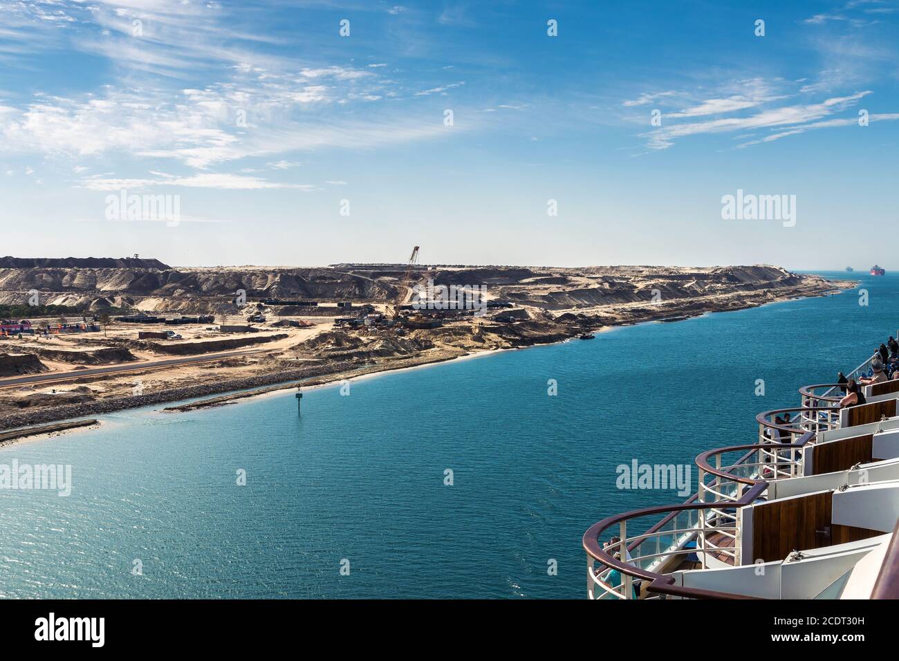 Der Suezkanal - ein Schiffskonvoi mit einer Kreuzfahrt Schiff passiert den neuen östlichen Verlängerungskanal Stockfoto