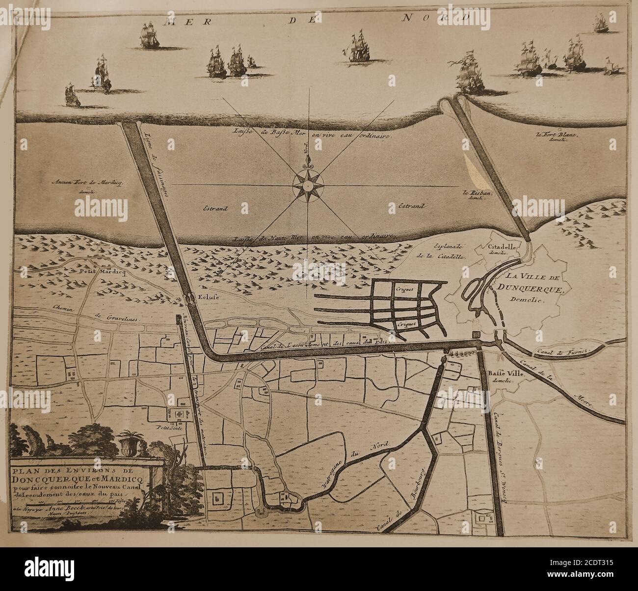 Eine Karte von Dunkirk aka Dunkerque aka Duinkerke (und Little Mardicq) aus dem Jahre 1725, die das neue Kanalsystem zeigt. Das Fort Blanc (erbaut 1701) ist zu sehen, aber alle Anlegestellen, Festungen und Hafenanlagen wurden 1713 im Rahmen des Vertrags von Utrecht abgerissen. Zwischen damals und der Zeit, als die Karte erstellt wurde, war das Gebiet ein Treffpunkt von Piraten und Privathaushalten. Stockfoto