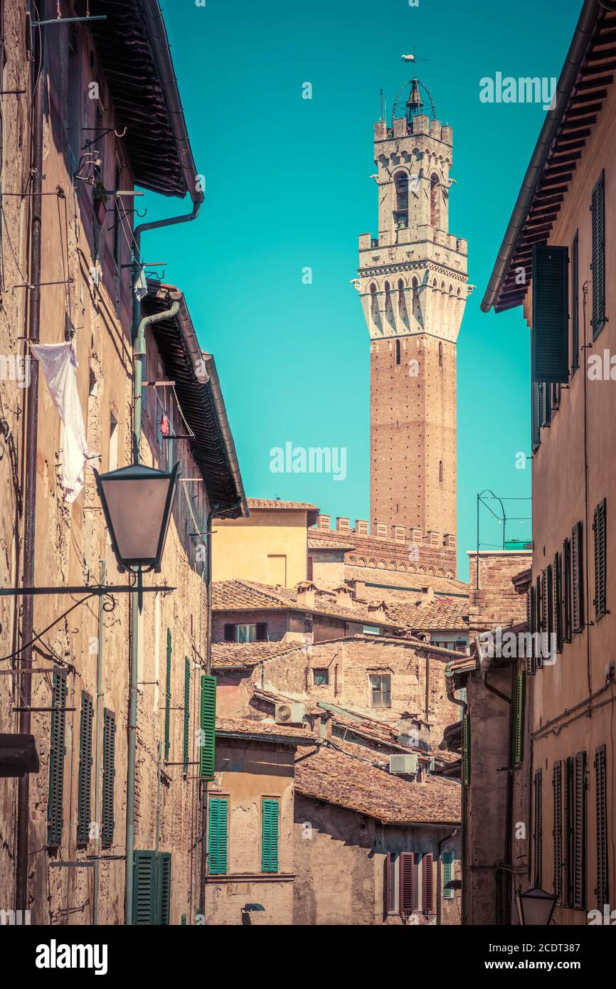 Siena, Italien. Mangia Tower, italienischer Torre del Mangia. Toskana Region. Vintage Stockfoto