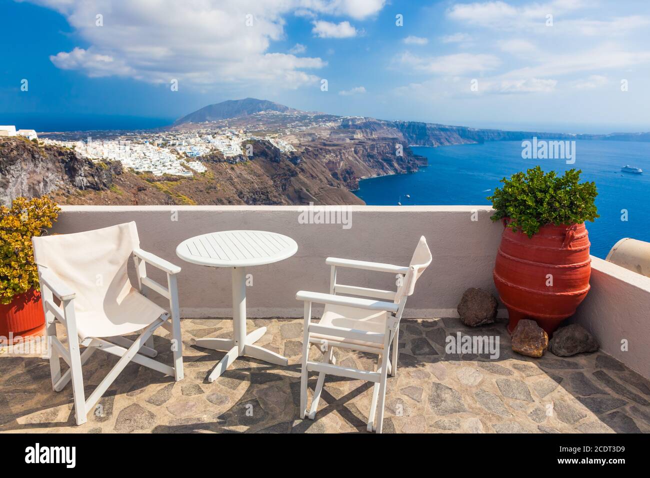 Tisch und Stühle auf dem Dach mit Panoramablick auf Santorini, Griechenland. Stockfoto