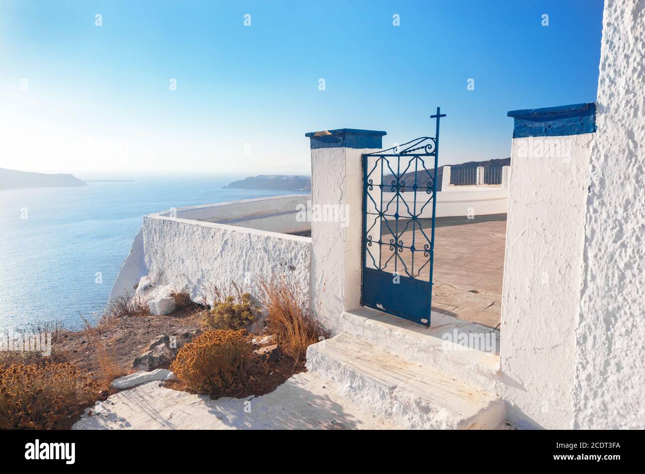 Tor zu einer Kirche in Fira auf Santorini, Griechenland. Blick auf die Ägäis Stockfoto