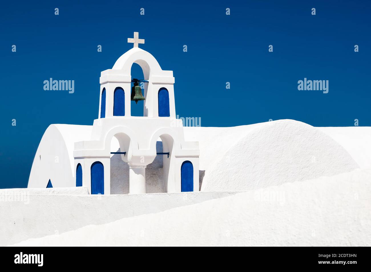 Eine weiße Kirche mit blauen Elementen in Oia auf Santorini, Griechenland. Stockfoto