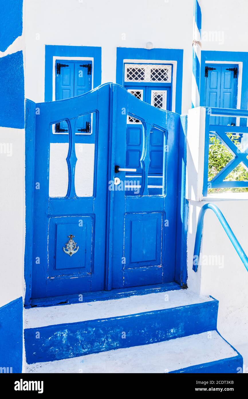 Traditionelles griechisches Steinhaus, blaues Tor und Fensterläden, Santorini Insel, Griechenland. Stockfoto