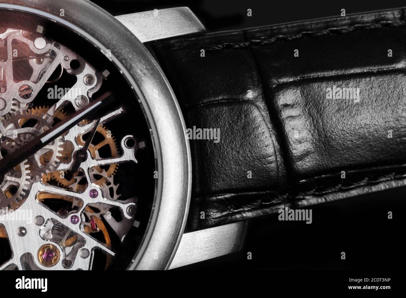 Elegante Uhr mit sichtbarem Mechanismus, Uhrwerk. Zeit, Mode, Luxus-Konzept. Stockfoto