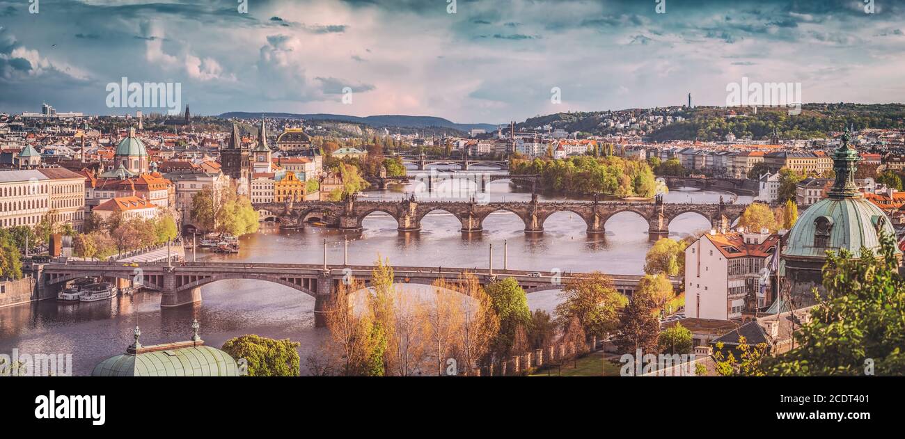 Prag, Tschechische Republik, überbrückt die Skyline mit der historischen Karlsbrücke und der Moldau. Vintage Stockfoto