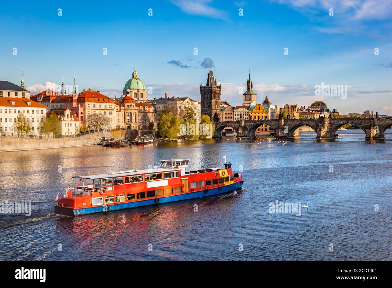 Prag, Tschechische Republik. Karlsbrücke, Bootsfahrt auf der Moldau Stockfoto