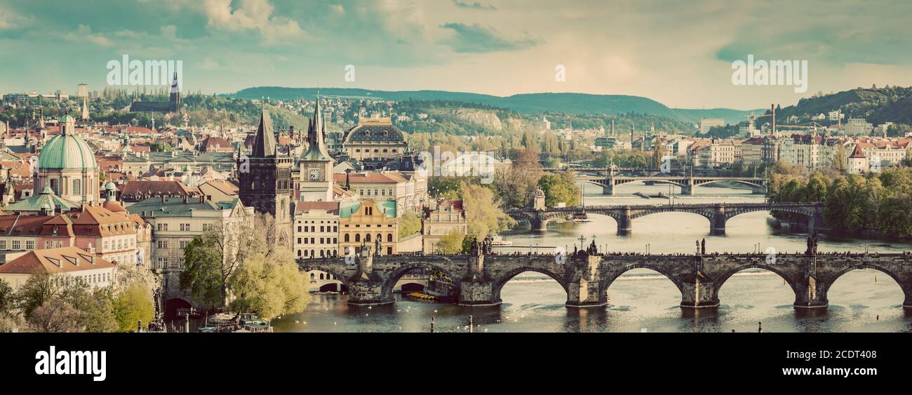 Prag, Tschechische Republik, überbrückt die Skyline mit der historischen Karlsbrücke und der Moldau. Vintage Stockfoto