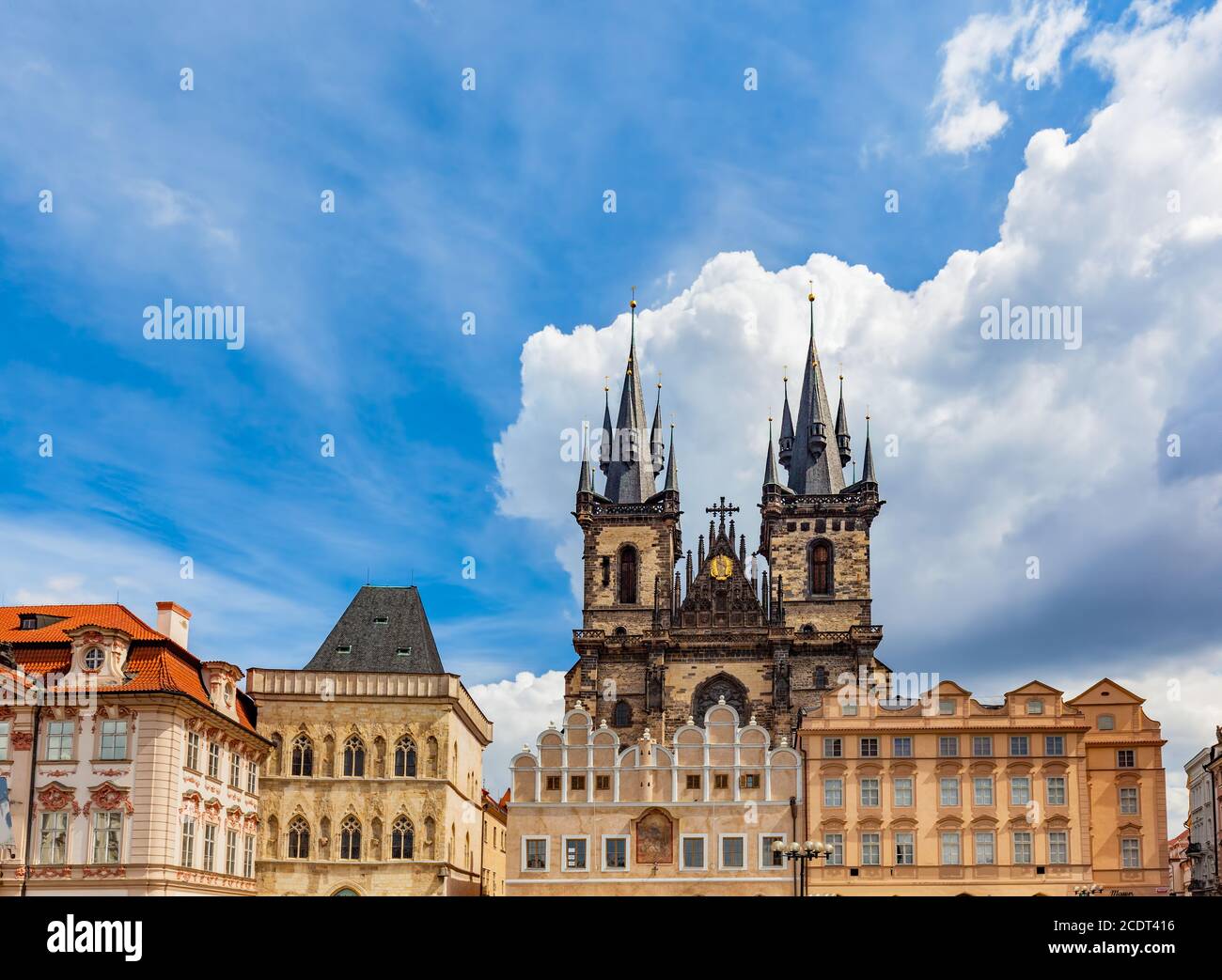 Altstadt von Prag Gebäude, Tschechische Republik. Tyn Kirche mit historischen Mietshäusern Stockfoto