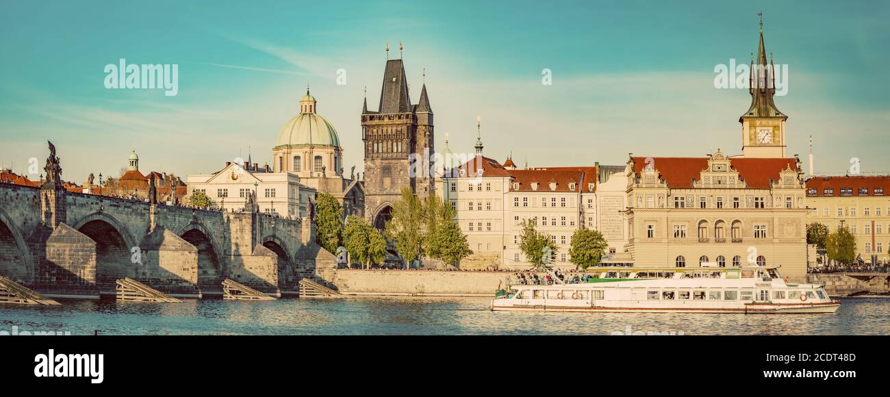 Prag, Tschechische Republik. Karlsbrücke, Bootsfahrt auf der Moldau. Vintage Stockfoto