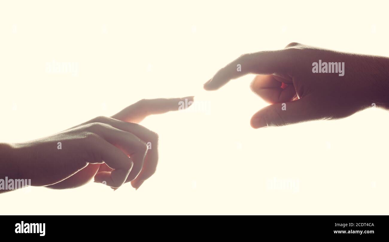 Mann#39;s und Frau#39;s Hände, Finger, die einander erreichen. Liebe, Verbindung, Hilfe Konzepte. Stockfoto