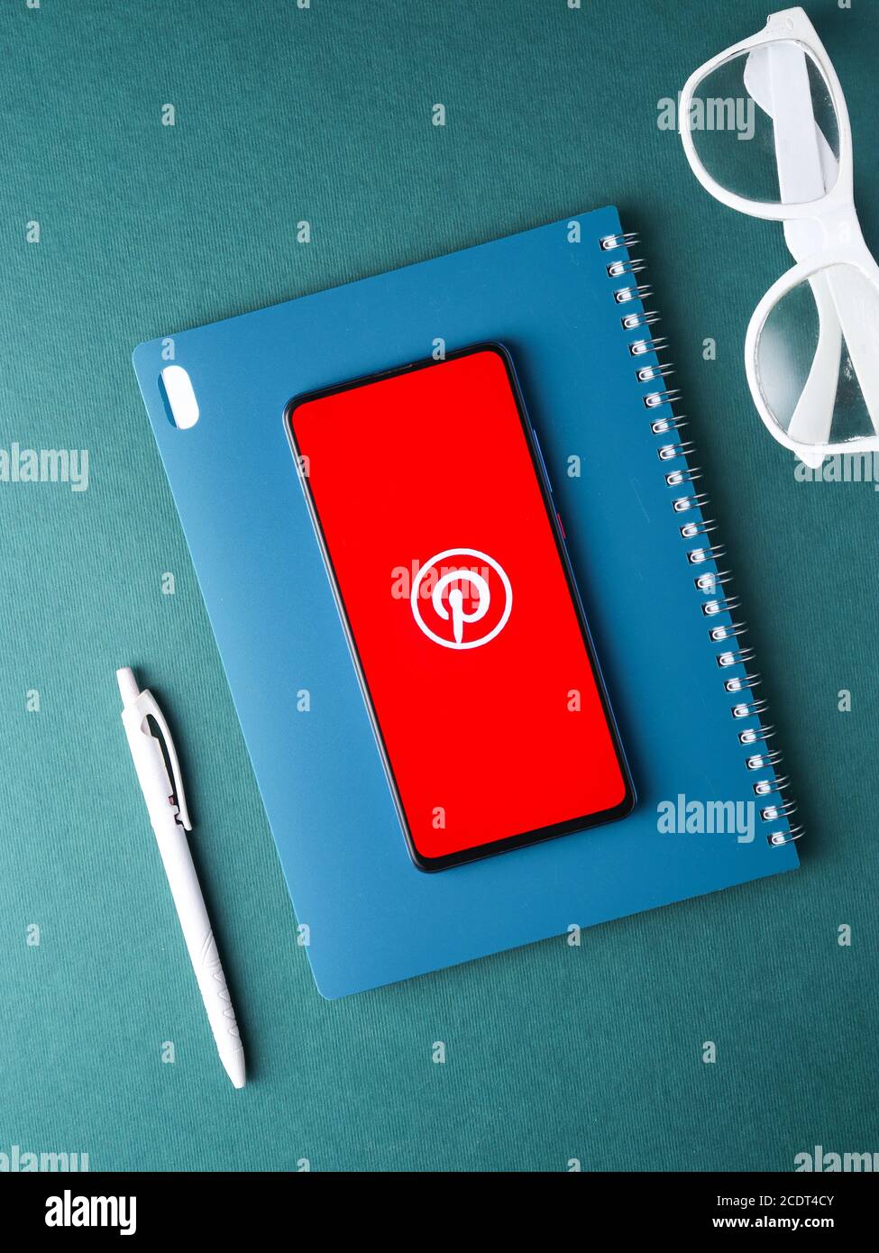 Assam, indien - August 22, 2020 : Pinterest-Logo auf Handy-Bildschirm Stock Bild. Stockfoto