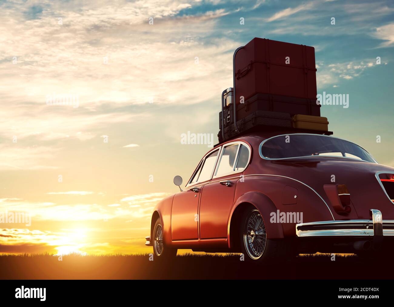 Rotes Retro-Auto mit Gepäck auf dem Dachgepäckträger bei Sonnenuntergang. Reisen, Urlaubskonzepte. Stockfoto