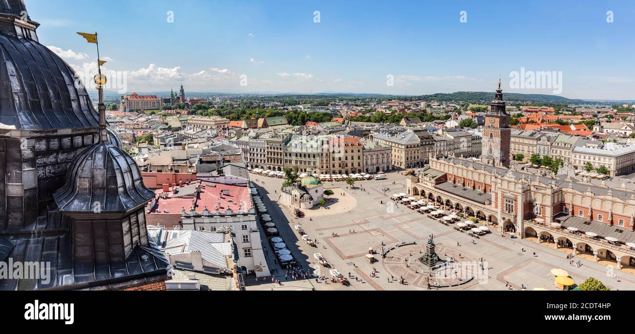 Krakau, Polen Panorama. Marktplatz der Altstadt und Tuchhalle Stockfoto