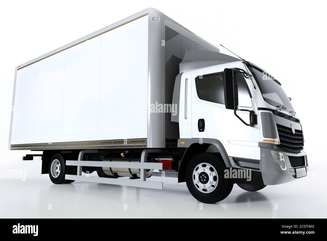 Gewerblicher Gütertransport-LKW mit blanko weißem Anhänger. Generisches, brandloses Design. Stockfoto