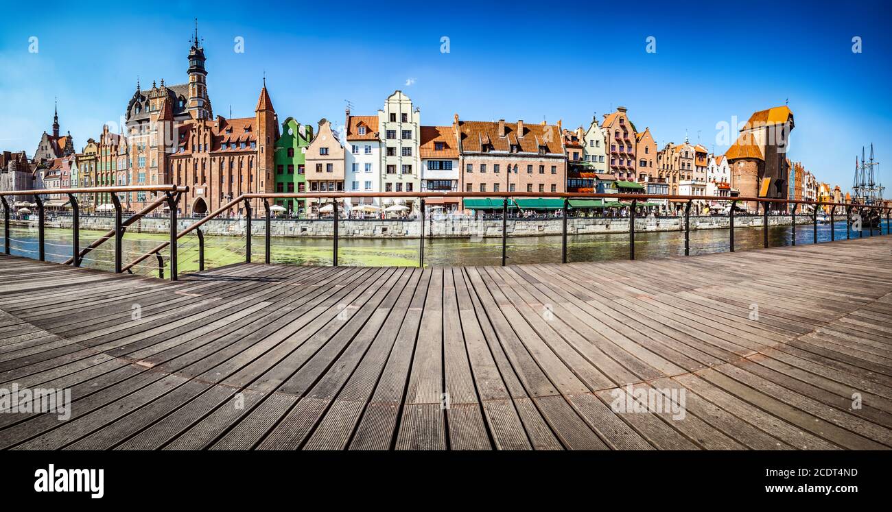 Panorama der Danziger Altstadt und des Motlawa Flusses in Polen. Blick vom Damm Stockfoto