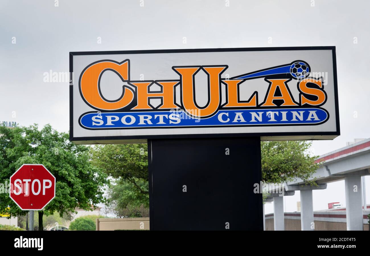 Houston, Texas/USA 03/25/2020: Chulas Sports Cantina Street sign at Willowbrook in Houston, TX. Bar und Grill mit Live-Unterhaltung. Stockfoto