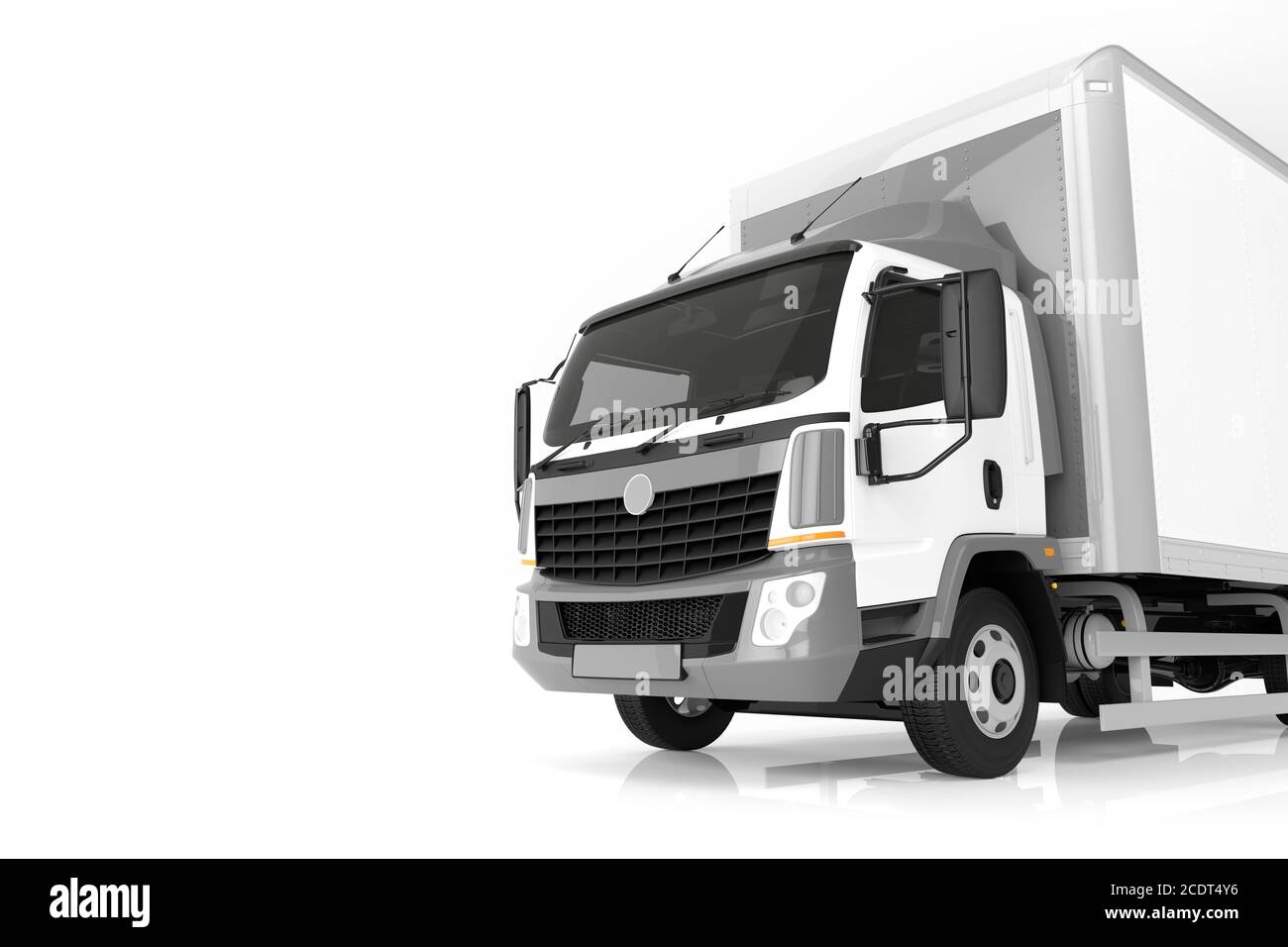 Gewerblicher Gütertransport-LKW mit blanko weißem Anhänger. Generisches, brandloses Design. Stockfoto