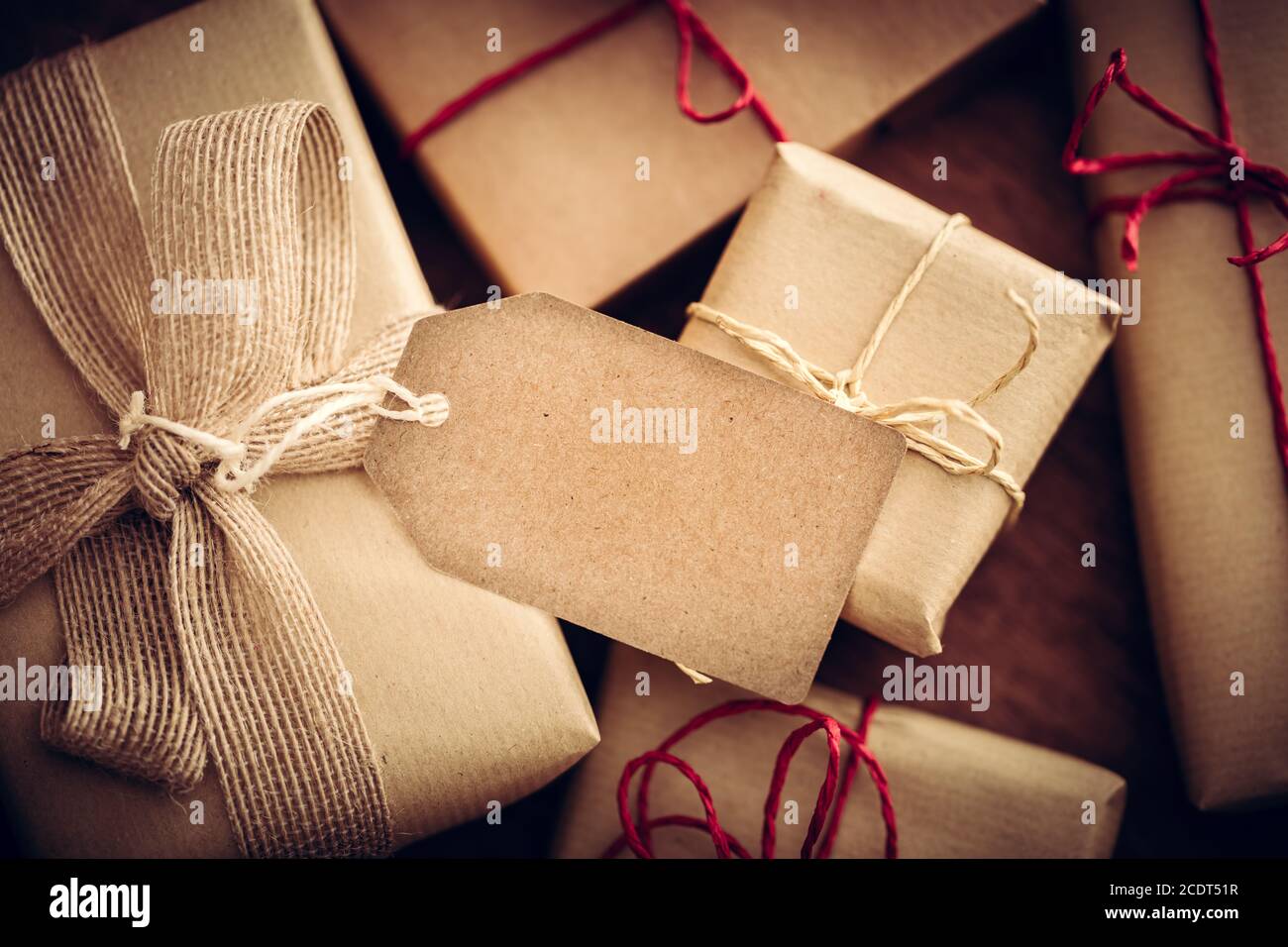Rustikales Retro-Geschenk, Geschenkboxen mit Anhänger. Weihnachtszeit, Öko-Papier Verpackung. Stockfoto