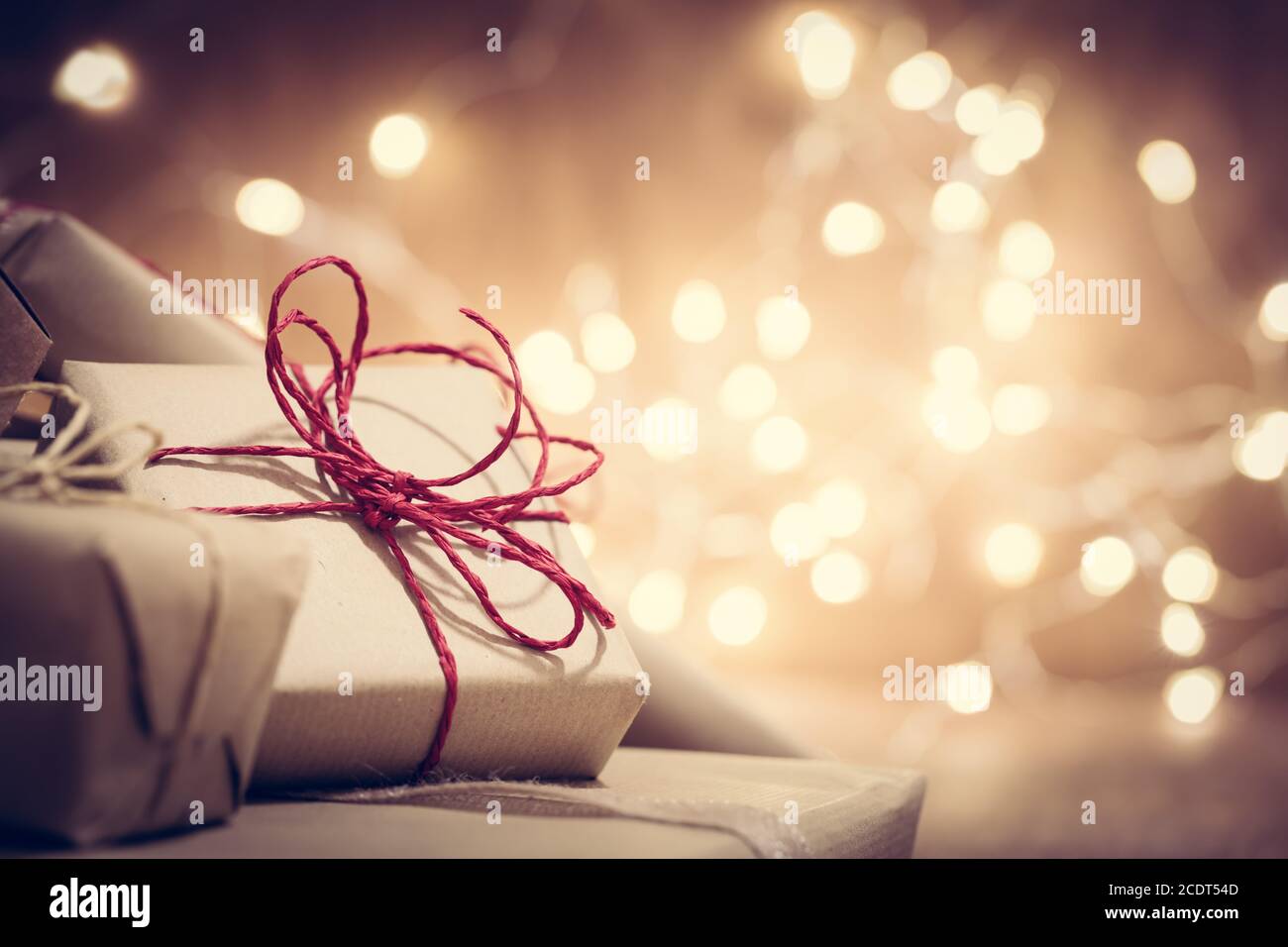 Rustikale Retro-Geschenke, Geschenkboxen auf Glitzer-Hintergrund. Weihnachtszeit Stockfoto