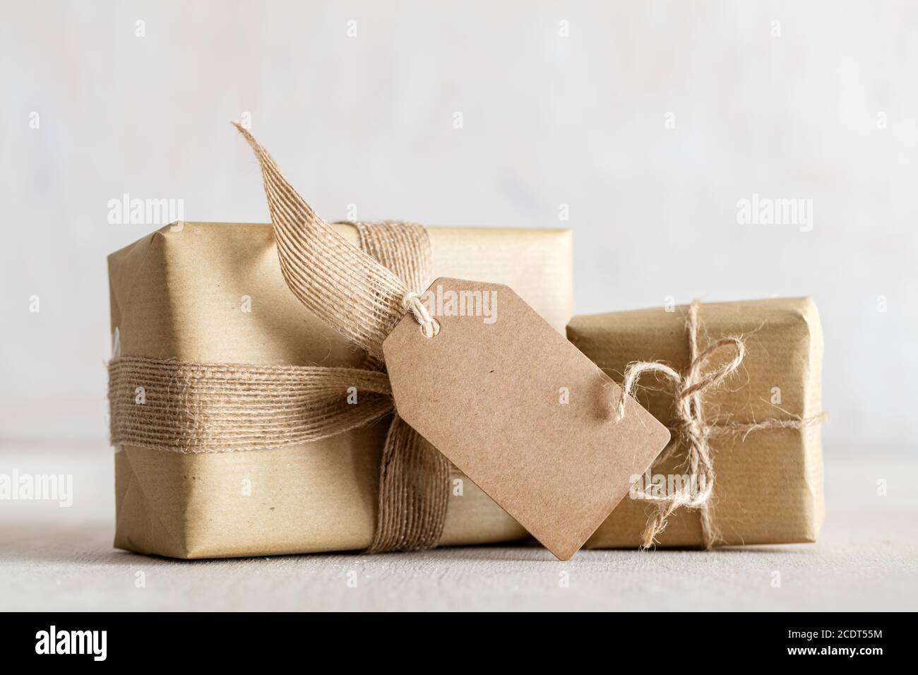Rustikale Retro-Geschenke, Geschenkboxen mit Tag. Weihnachtszeit, Öko-Papier Verpackung. Stockfoto