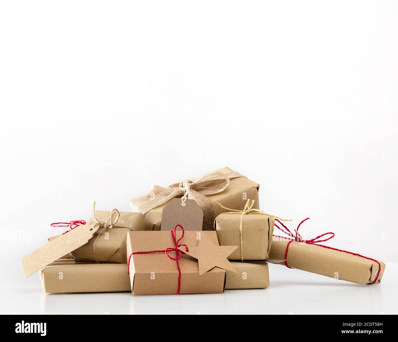 Rustikale Retro-Geschenke, Geschenkboxen. Weihnachtszeit, Öko-Papier Verpackung. Stockfoto