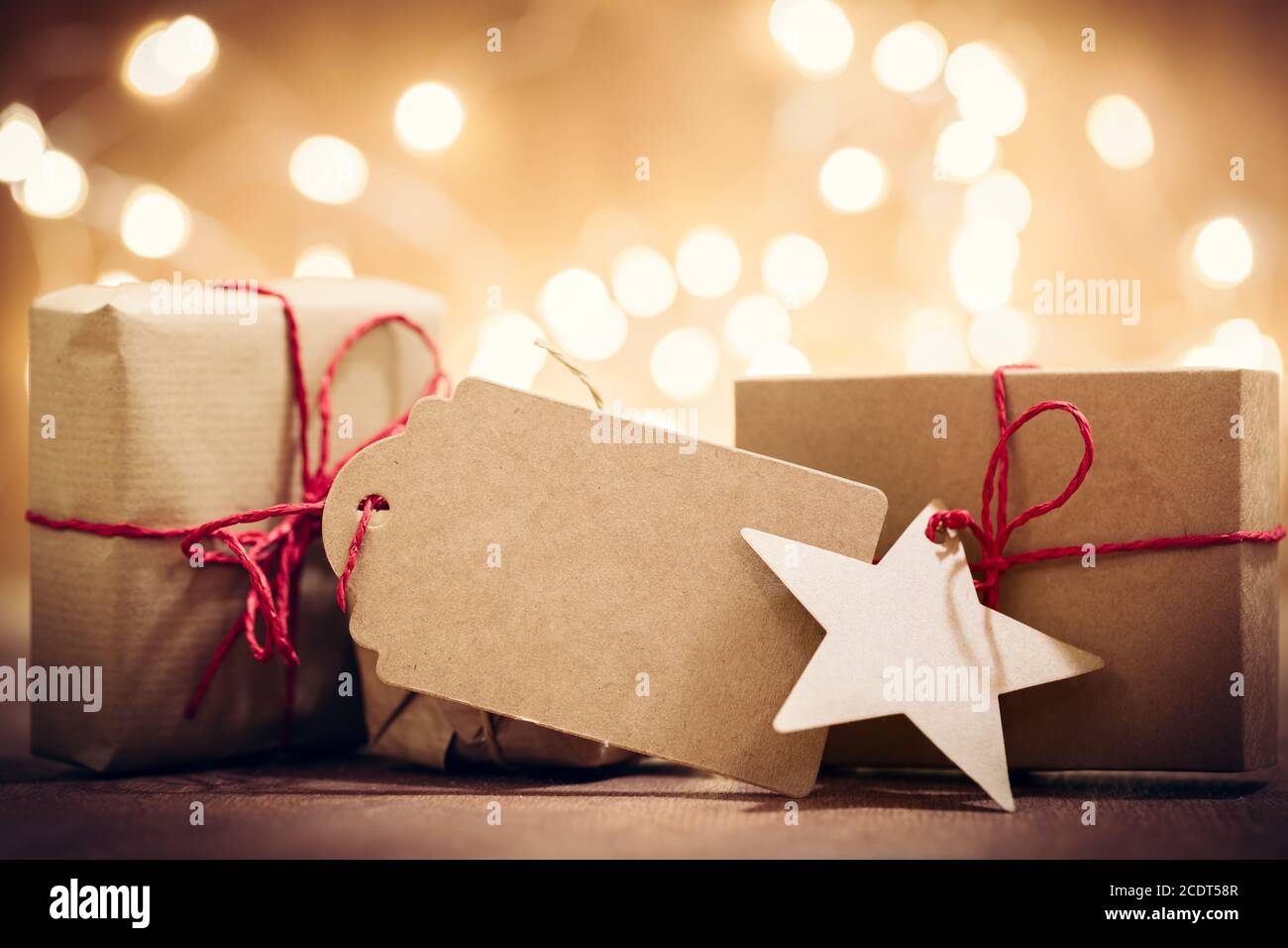 Rustikale Retro-Geschenke, Geschenkboxen auf Glitzer-Hintergrund. Weihnachtszeit Stockfoto