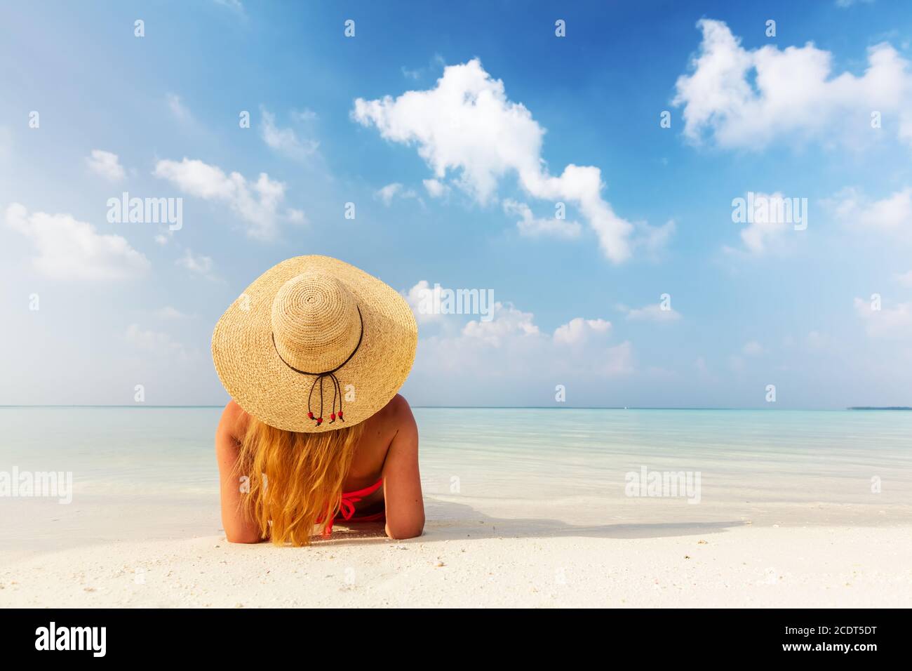 Frau am strand liegen Fotos und Bildmaterial in hoher Auflösung Alamy