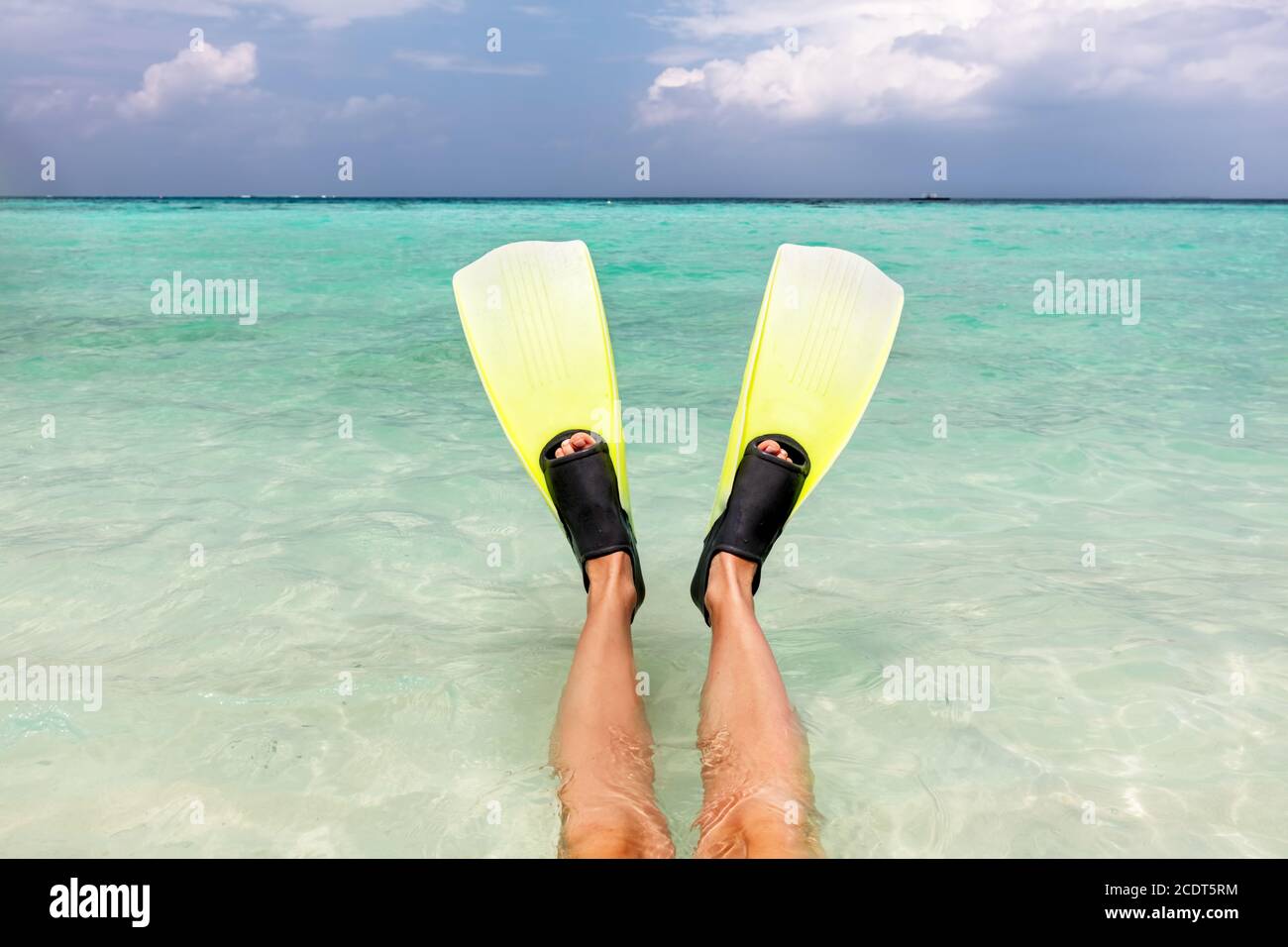 Schnorcheln im Meer. Flossen an Beinen im klaren Wasser, Malediven. Stockfoto