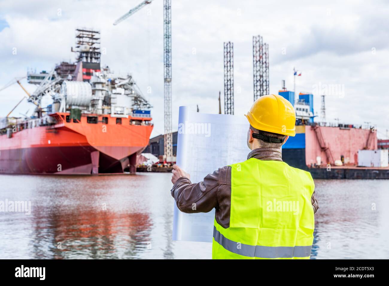 Schiffbauingenieur prüft Dokumente an der Hafenseite in einem Hafen. Stockfoto