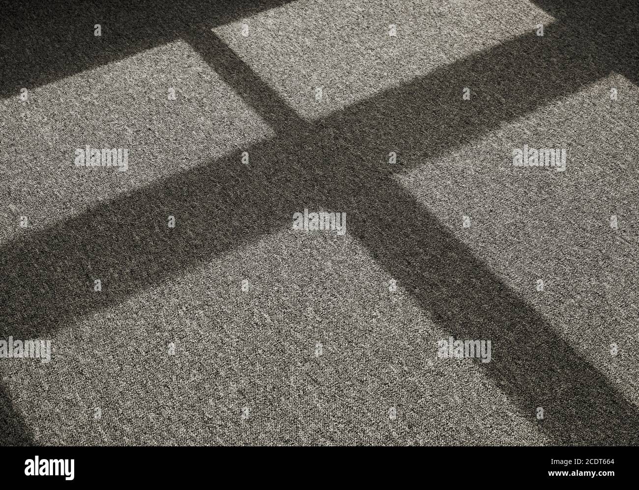 Schatten durch einfallendes Licht auf einem Teppichboden davor Eines Fensters Stockfoto