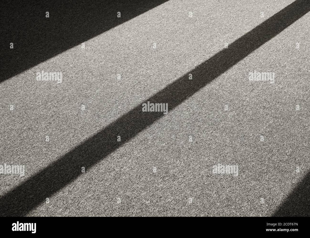 Schatten durch einfallendes Licht auf einem Teppichboden davor Eines Fensters Stockfoto