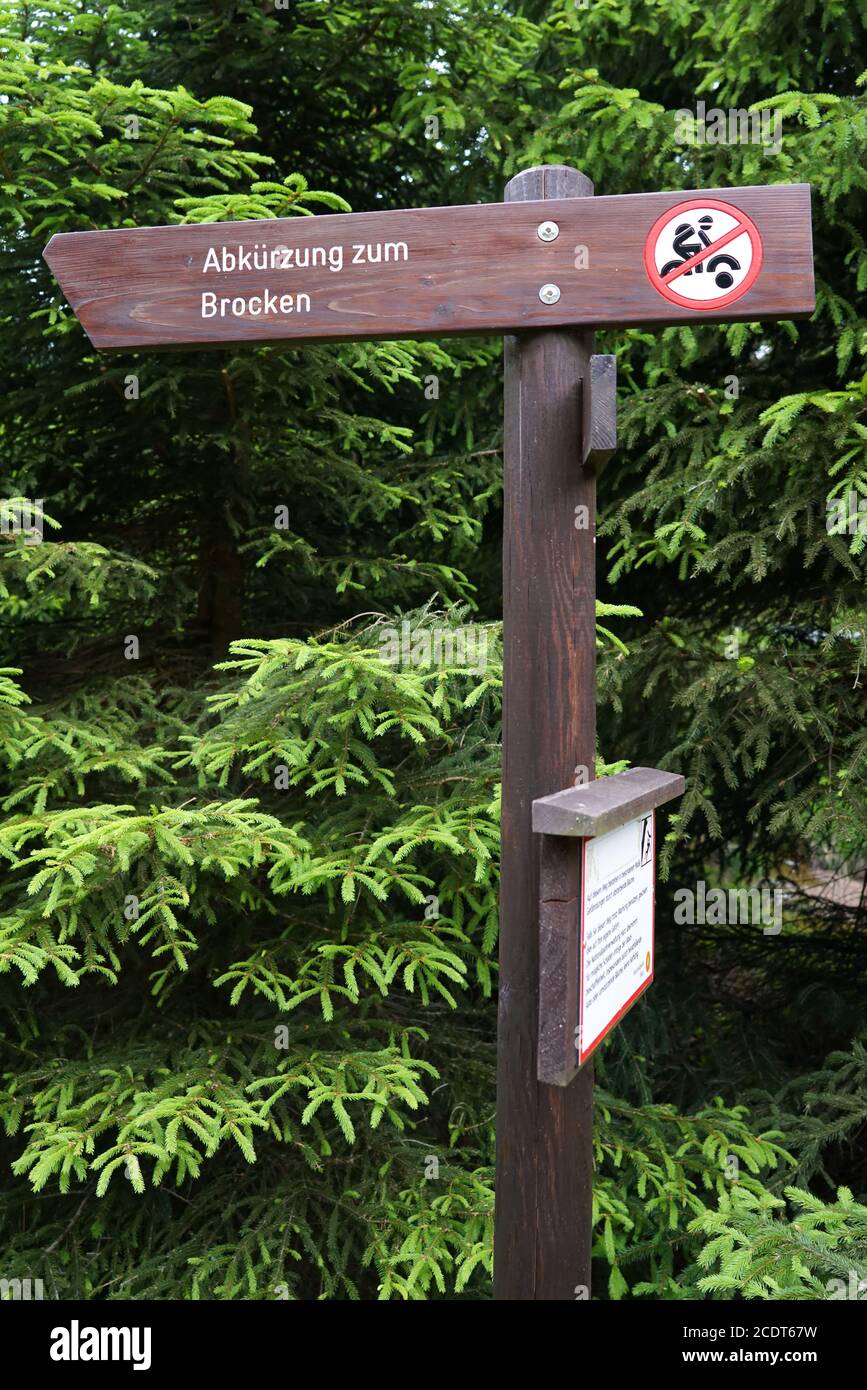 Schild mit der Inschrift Abkürzung zum Brocken im Nationalpark Harz Stockfoto