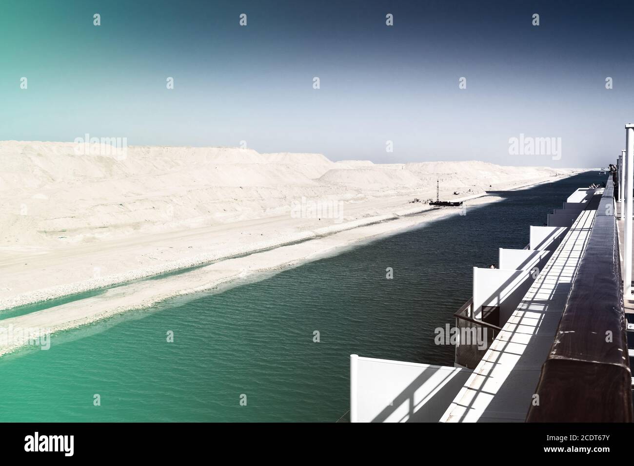 Kreuzfahrtschiff im neu eröffneten Erweiterungsabschnitt der Suezkanal Stockfoto
