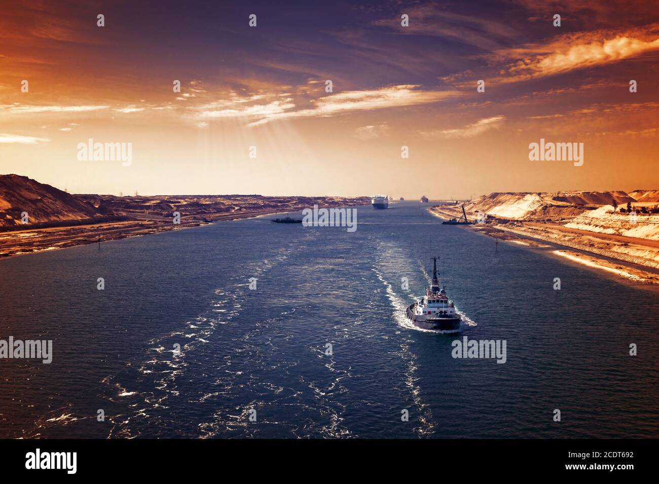 Abendstimmung im Suezkanal - ein Schiffskonvoi Führt durch den neuen östlichen Verlängerungskanal Stockfoto