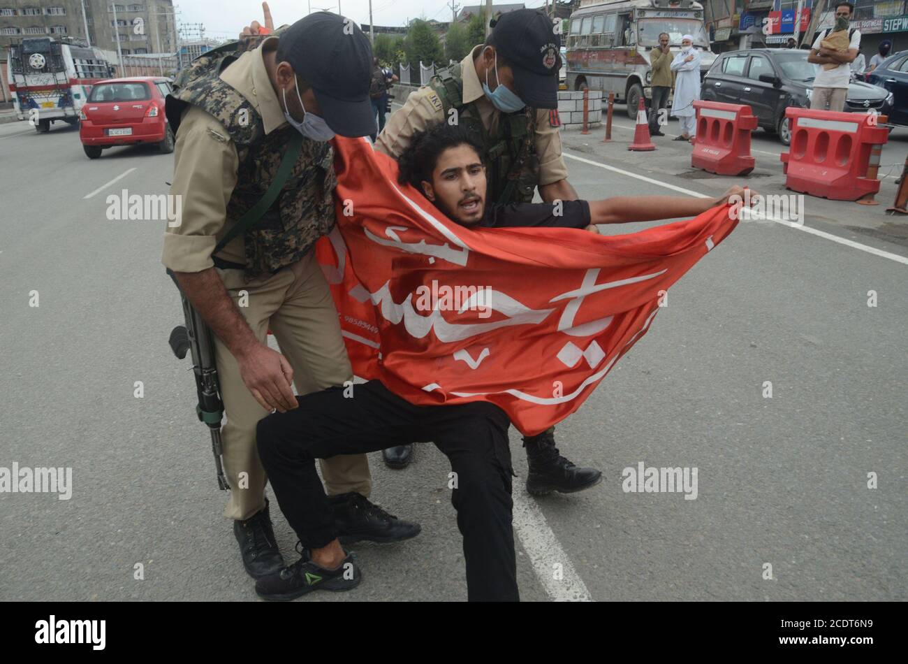 Schiitische Trauernde, die während einer muharram-Prozession in Srinagar, Indien, wegen des Überhebens von Beschränkungen festgenommen wurden. Stockfoto