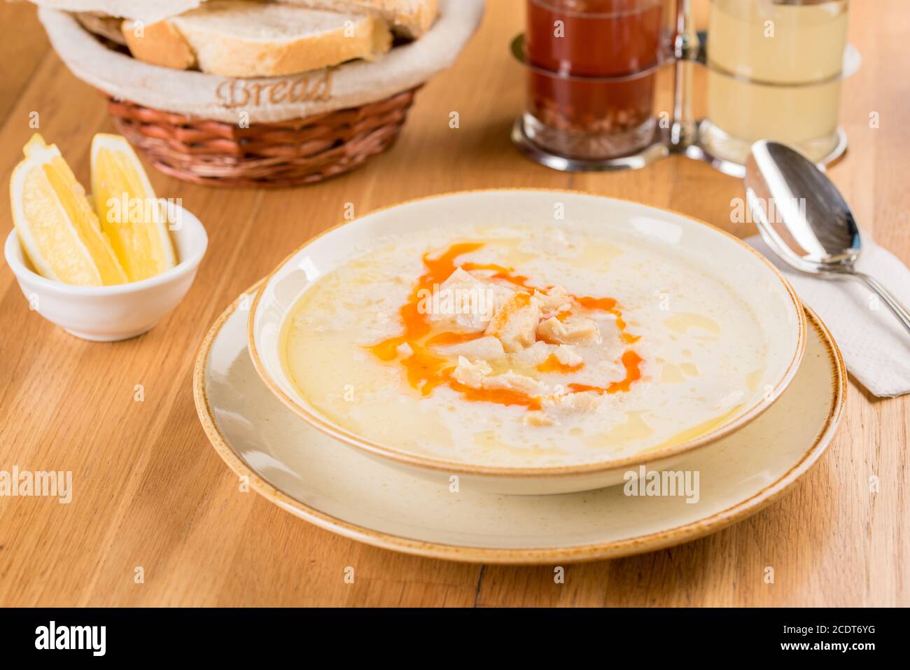 Türkische traditionelle Kuttelsuppe / iskembe corbasi. Stockfoto