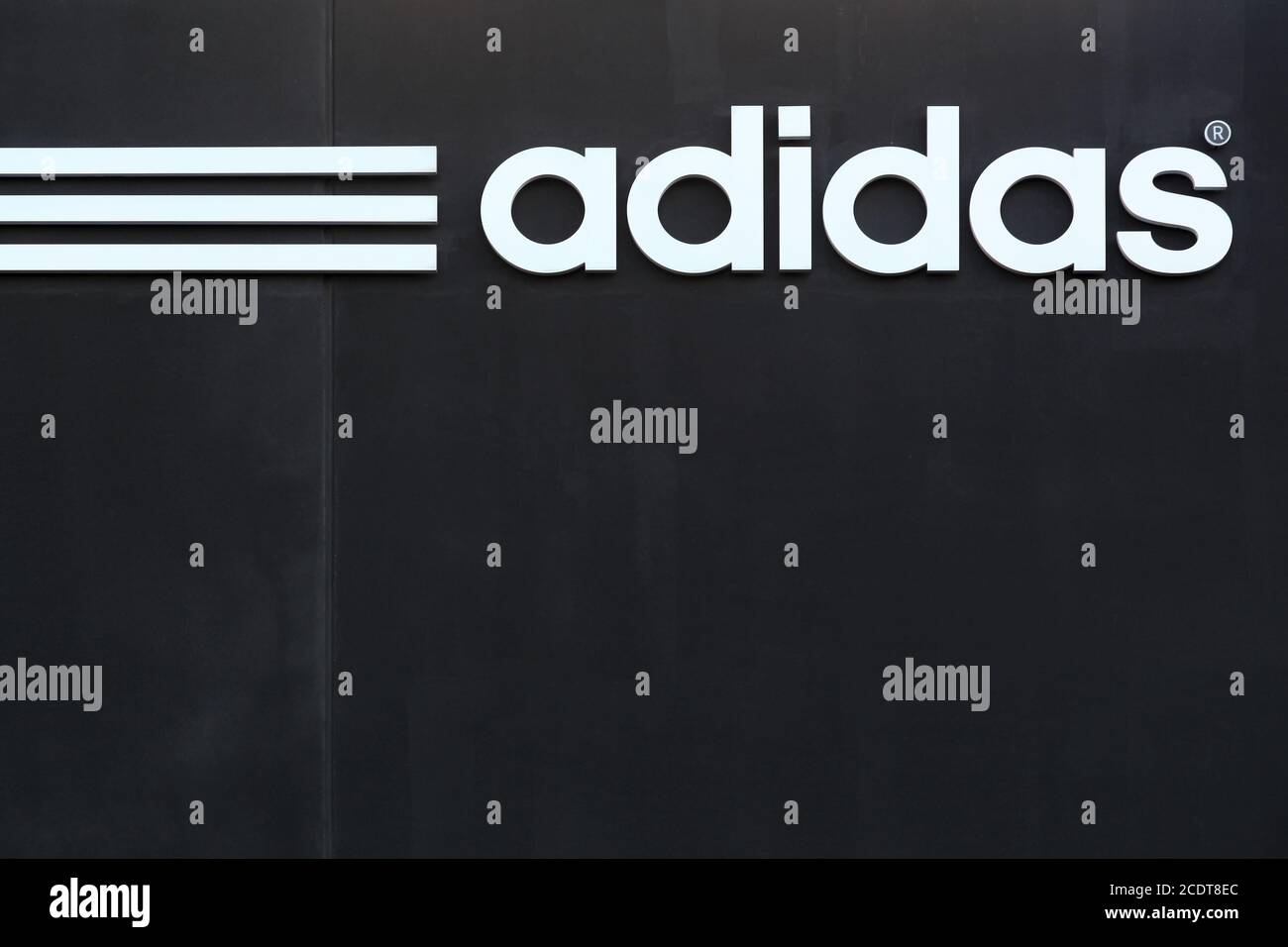 Skejby, Dänemark - 13. Dezember 2015: Adidas Logo an der Wand. Adidas ist ein deutscher multinationaler Konzern, der Sportschuhe und Bekleidung herstellt Stockfoto
