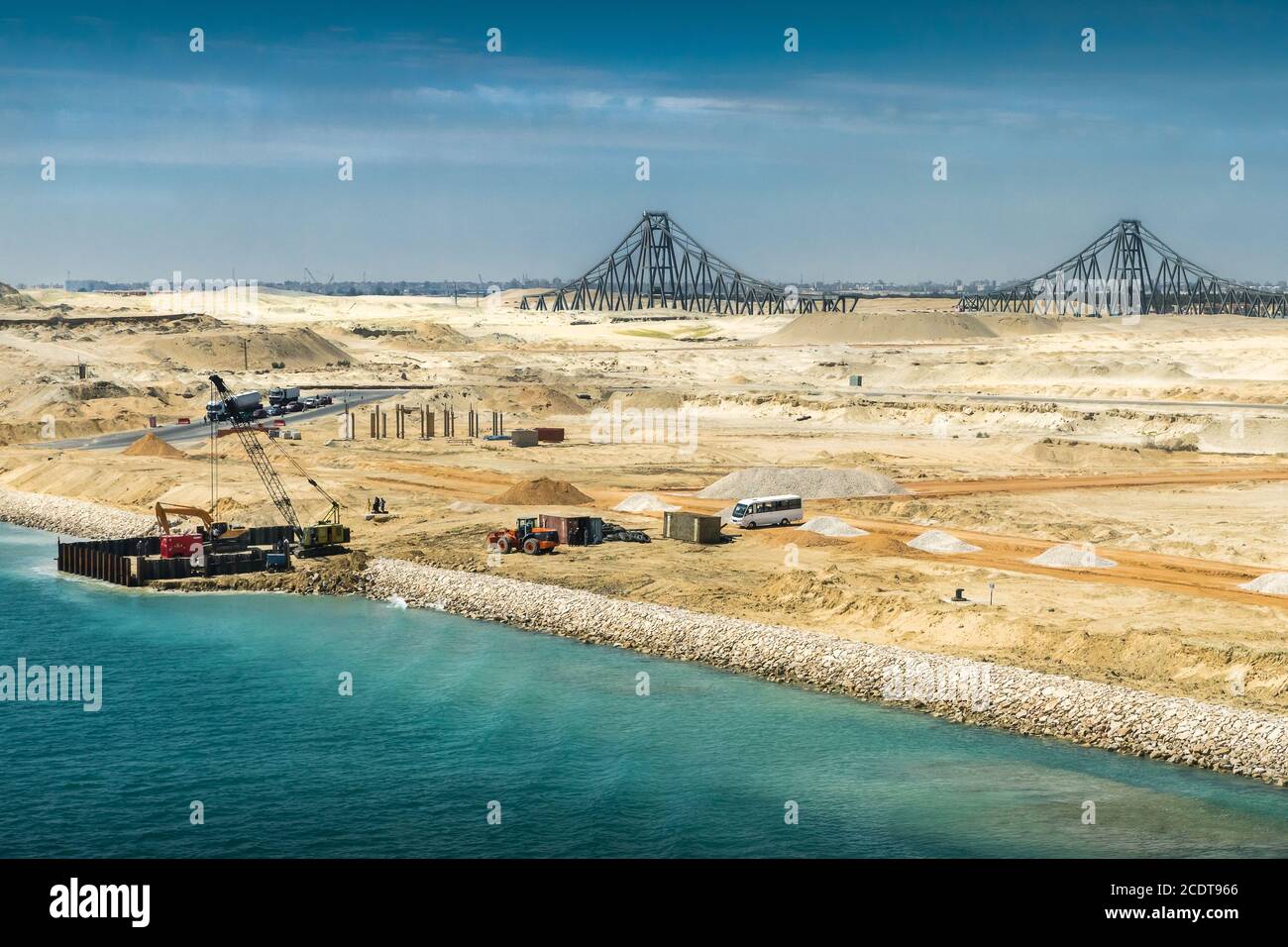 Blick vom neu geöffneten Erweiterungskanal des Suez Kanal zur El Ferdan Brücke Stockfoto